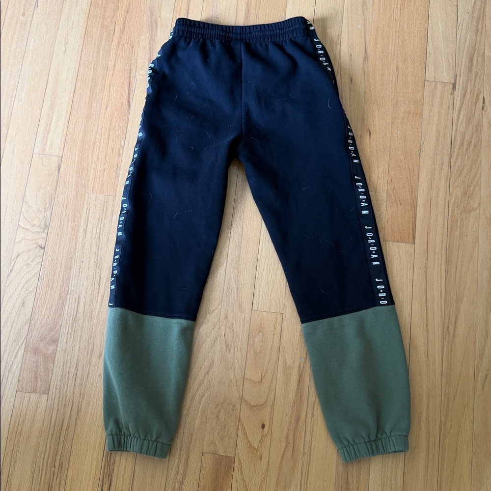 Jordan Kids' Black and Olive Joggers - Picture 4 of 6